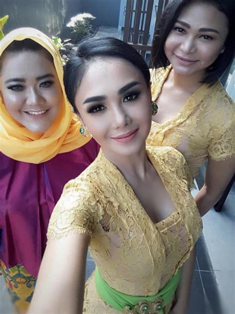 Seperti yang dilansir dari akun instagram pribadinya @yunishara36. Kenakan Kebaya Bali, Kecantikan Yuni Shara Dipuji ...