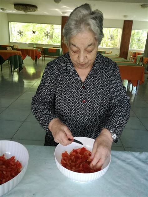 Nata come casa famiglia oggi i pini è una comunità. Anziani in casa di riposo, la merenda in compagnia - Le ...