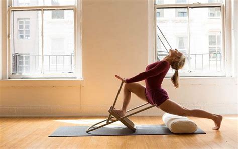 Yogaklassen, workshops & retreats, business yoga vinyasa yoga & yin yoga Iyengar Yoga wird mit Hilfsmitteln wie Stuhl und Kissen ...