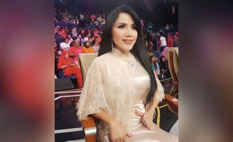 She rose to fame since dueting and singing for soundtracks of rhoma irama's films, such as gitar tua. Rita Sugiarto, Penyanyi Dangdut Populer Era 80-an | Tagar