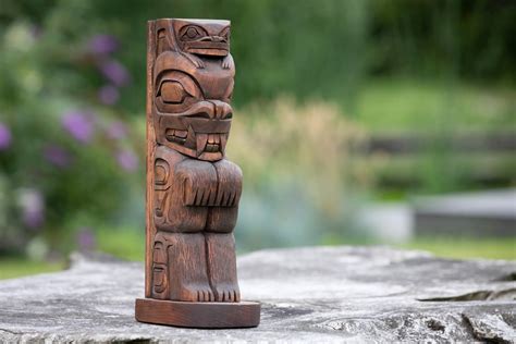 The park's visitor center and trails contain several different types of poles: Beaver Totem | ArtWise.com