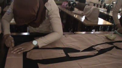 Informasi berharga mengenai pola busana bisa diperoleh melalui buku ini, diantaranya: Wahyuni Blogger: PROSES PEMBUATAN PAKAIAN OLEH KELAS BUSANA