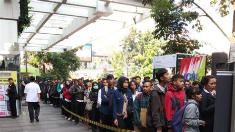 Pt pertamina bina medika indonesia healthcare corporation (pertamedika ihc) adalah salah satu anak perusahaan pt pertamina (persero) yang bergerak di bidang jasa layanan kesehatan yang saat ini memiliki 17 rumah sakit yang biasa dikenal dengan nama rs pertamina yang tersebar di. Ribuan Orang Antre dalam Bursa Tenaga Kerja di BIP Kota ...