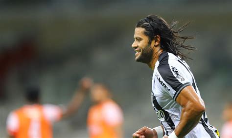 Además, hulk aprovechó para ensalzar a ronaldinho, quien ya dejó el fútbol, militó en atlético mineiro entre 2012 y 2014 y levantó la copa libertadores en 2013: Atlético-MG ganha com estreia de Nacho, volta de Cuca e 1º ...