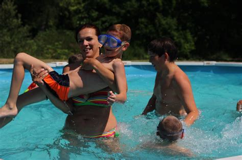 Relaxační bazén zase láká rodiny s dětmi. Bazén 7.7. 2015 - taborcck15 - album na Rajčeti