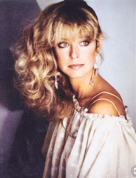 In the 1970s, farrah fawcett revolutionized the way women styled their thick tresses when she made her debut on the tv series charlie's angels. whether fawcett wore her locks long, short or with a sporty hair accessory, not a single strand seemed out of place. Farrah Fawcett | Farrah fawcet, Farrah fawcett, Vintage ...