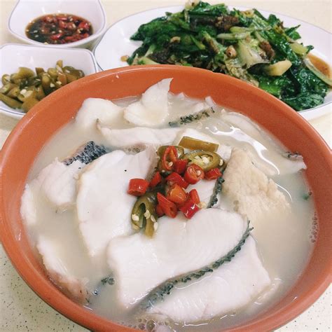 With colder weather, you'll want cozy, comfort foods. Fish Soup Noodles - Ka Soh (Swee Kee Fishhead Noodle House ...