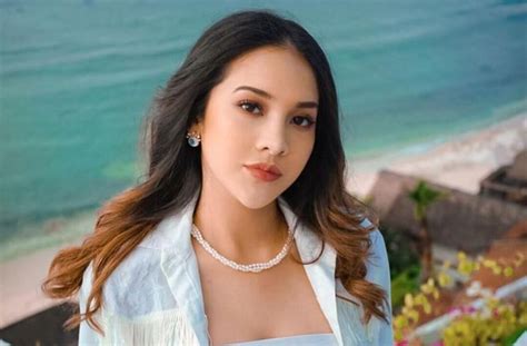 Foto tersebut diunggah anya geraldine di instagramnya. 4 Potret Anya Geraldine Berlumuran Cat Pink, Netizen Auto ...