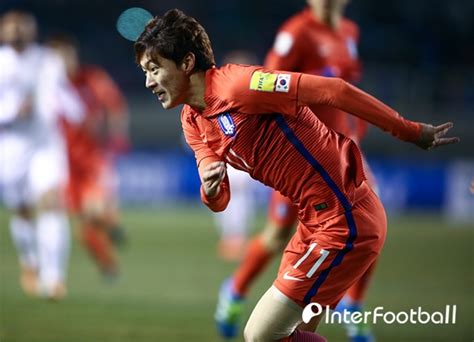 현재 프랑스 리그 1 의 보르도 와 대한민국 축구 국가대표팀 선수이다. 황의조 인맥축구 / ì•„ì‹œì•ˆê²Œìž„ í•œêµ­ ë°"ë ...