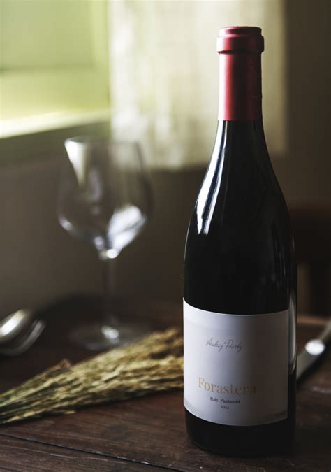 Vino bottiglia vino rosso champagne drink alcool vetro bevande bar vino bianco. Bottiglia di vino rosso su un tavolo di legno | PSD Premium