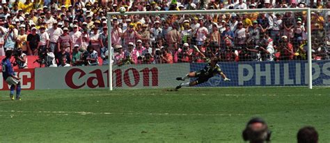 Neymar quiso anticipar el cachondeo buscando un penalti que pitó el colegiado, pero que el var le dijo que no lo hiciera. Brasil x Itália, Copa 1994: por que Baggio errou aquele ...