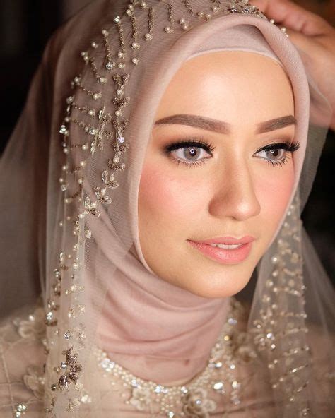 Kini terdapat beragam modifikasi rias pengantin diperuntukkan bagi mempelai wanita yang mengenakan hijab. Hijab style Fashion | Kerudung pengantin, Pengantin wanita ...