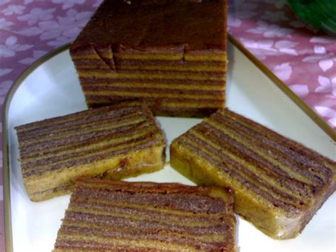 It is not about the outside beauty with decoration of icing like another kinds of cakes, but it is about the inner beauty which can see in every slice of the cakes with delicious taste. Riezanie's Recipe Collections: KEK LAPIS HORLICK MILO