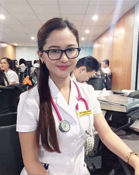 Dokter yanti menjelaskan banyak sekali manfaat yang bisa diambil dari suntik dna salmon. Foto-foto Dokter Cantik Spesialis Sunat Ini Bikin Panas Dingin