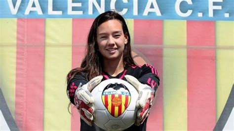 Cuando el gol parecía cantado, endler, que ya había achicado el arco, desvió el remate al tiro de esquina con una sola mano, cuando la pelota ya dejaba atrás su cuerpo. Fútbol Femenino: Bachelet felicita a Endler por ser la ...