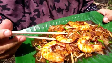 The last time i ordered char kuey teow (fried flat noodle) at our yishun neighborhood food court from an unfriendly and grumpy looking pena. COOKING IN NATURE | CHAR KUEY TEOW PENANG | ASMR COOKING ...
