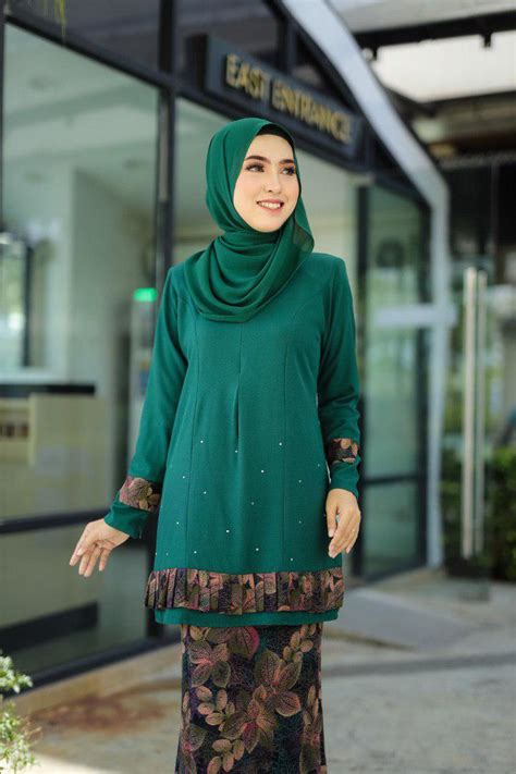 Biar ruangan senantiasa cantik dengan hiasan bunga, kamu bisa menggantinya dengan bunga kering. KOLEKSI EDELWEISS Baju Pengantin,Baju Nikah dan Tunang ...