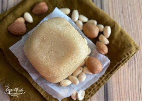 La pasta di mandorle in pasticceria viene chiamata anche pasta reale e si prepara con una ricetta a base di farina di mandorle, zucchero e acqua.nella preparazione classica della pasta di mandorle, che viene anche definita come ricetta originale della pasta di mandorle, si utilizzano delle mandorle secche, che vengono pestate insieme allo zucchero ed unite al resto degli ingredienti. PASTA DI MANDORLE Fatta in Casa Per Biscotti e Dolci