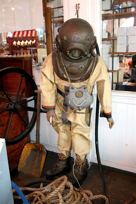 Old deep sea diving suit. Pin by Juan Ignacio Rodriguez Campos on 服 | Diving suit ...