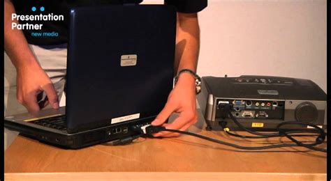 Sluit het ene eind van de hdmi kabel aan op (één van de) hdmi aansluiting (en) van je monitor of tv. Laptop aansluiten op projector.mov - YouTube