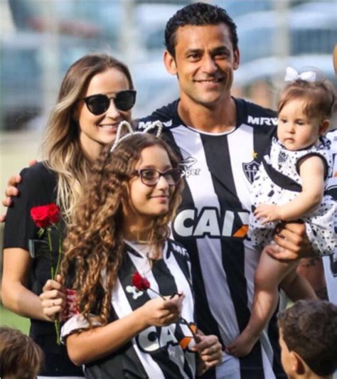 Fred dá soco em jogador do atlético pr e é expulso em estreia do fluminense. Esposa de Fred usa Instagram do jogador para declarar amor ...