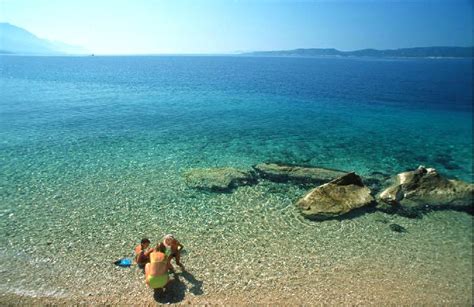 Una lengua plateada de guijarros que se extiende en un mar turquesa. INFORMACIÓN DE VIAJES: La Costa Dálmata y las playas de ...