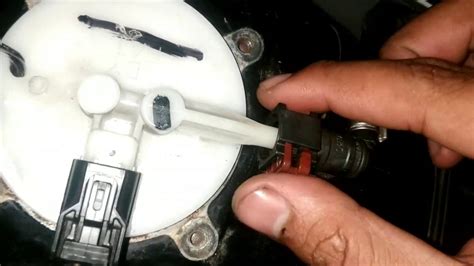 Ini merupakan oil pump (kanan) dan disebelahnya ialah oil screening (kiri) untuk menyedut minyak hitam oleh oil pump untuk dihantar ke keseluruhan bahagian enjin hingga ke head pada bahagian atas. masalah fuel pump rosak | lagenda 115zr fuel injection ...