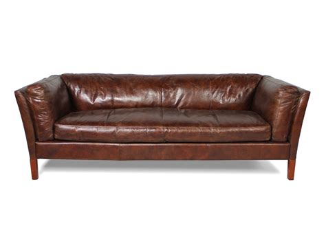 Indémodable, le canapé vintage en cuir est une assise de choix pour meubler un salon aussi bien rétro qu'industriel ou classique. Canapé cuir vieilli marron vintage trois places style design