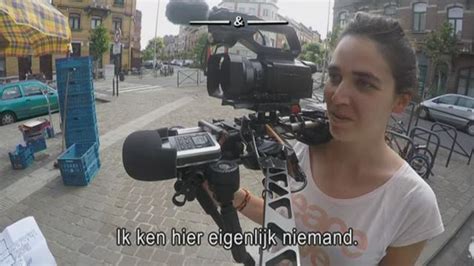 Dus zoekt ze voor eén al haar buren op. deredactie.be video: Lidewij Nuitten: "De eerste dag deed ik kaka in mijn broek van de schrik"