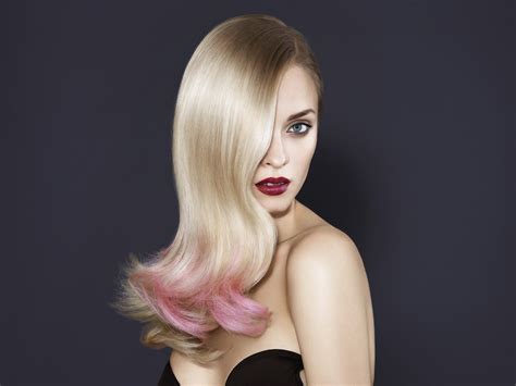 Blonde hair with pink highlighting can go punk or pretty depending on the shade of pink and the haircut. Hairchalk | Manière pour obtenir un peu de couleur dans ...