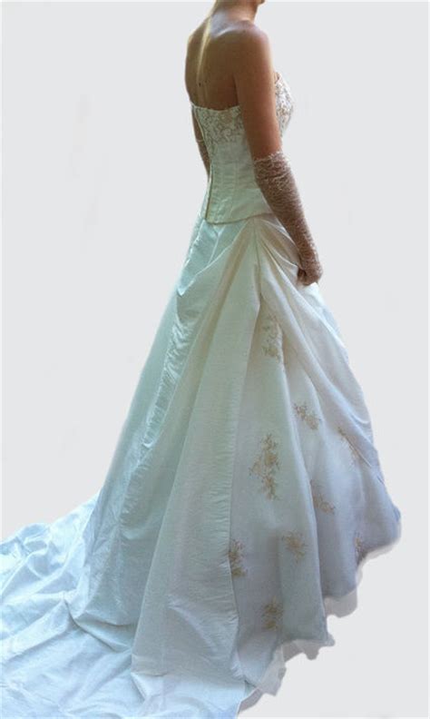Robes de mariée dans les collections rétro, bohème, glamour à nice dans les alpes maritimes. Belle Robe de mariée de chez Tati Mariage couleur ivoire