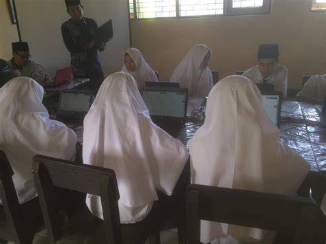 Tayamum yang telah dilakukan bisa batal apabila ada air dengan alasan tidak ada air atau bisa menggunakan air dengan alasan tidak dapat menggunakan air tetapi tetap melakukan tayamum serta sebab musabab lain seperti yang membatalkan wudu dengan air. Materi UAMBN Fiqih 2019 tentang Hadas dan Najis - AL-QUR ...