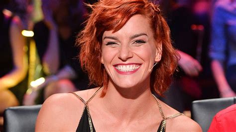 Fauve hautot n'est pas le genre de femme à avoir la langue dans sa poche. Fauve Hautot publie une photo d'elle enfant - Magicmaman.com
