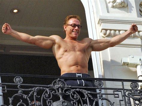 He comes from a very humble family of a house keeper and an accountant. Jean-Claude Van Damme torse nu sur son balcon - Paperblog