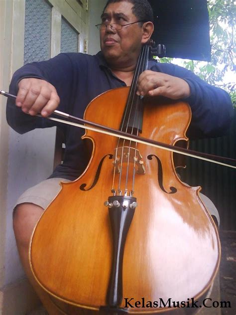 Pada prinsipnya, segala sesuatu yang memproduksi suara, dan dengan cara tertentu bisa diatur oleh musisi, dapat disebut sebagai alat musik. Les / Kursus Cello Bandung