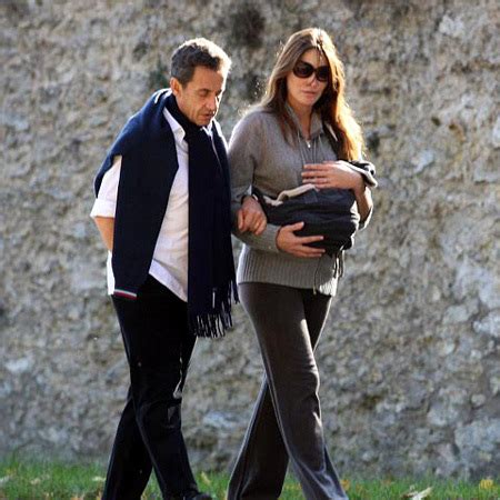 6ème président de la vème république française. Карла Бруни и Николя Саркози впервые прогулялись с дочкой ...