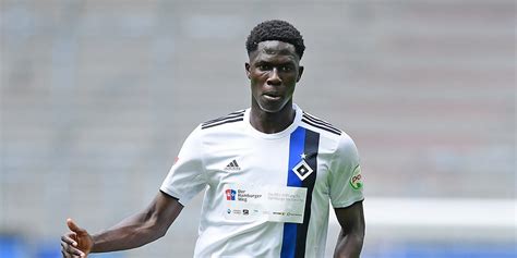 Latest on hamburg sv midfielder amadou mvom onana including news, stats, videos, highlights and more on espn. HSV-Test gegen Rostock: Amadou Onana überrascht Trainer ...