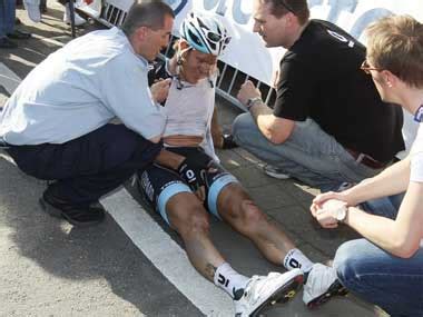 De familie van wouter weylandt heeft dinsdag bloemen neergelegd op de plaats in de afdaling van de passo del bocco waar wouter weylandt maandag tijdens de derde etappe van de giro ten val kwam en daarbij het leven liet. Belgian cyclist Weylandt dies in crash - Firstpost