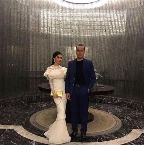 Perlahan aku mula menyukainya kerana dia tidak kasar seperti cerita mangsa rogol yang aku tahu. Gaun Nikah Orang Tua : 14 Inspirasi Gaun Pengantin Syar'i ...