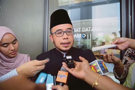 Assoc prof dato dr mohd asri zainul abidin born january 1 1971 commercially known as dr maza is a popular independent islamic preacher writer lect. Man who threatened to beat up Perlis mufti claims trial to ...