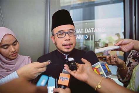 Mohd asri zainul abidin (born 1 january 1971) is an islamic scholar, preacher, writer, lecturer and consultant from malaysia. Man who threatened to beat up Perlis mufti claims trial to ...