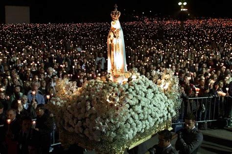 La madonna di fatima, dopo aver mostrato ai tre pastorelli il pericolo dell'inferno che incombe sugli uomini e dal quale ci si può salvare solo attraverso la devozione al le apparizioni della madonna di fatima furono ufficialmente riconosciute il 13 ottobre 1930 dal vescovo don josè alves correira. Preghiera alla Madonna di Fatima per ottenere grazie