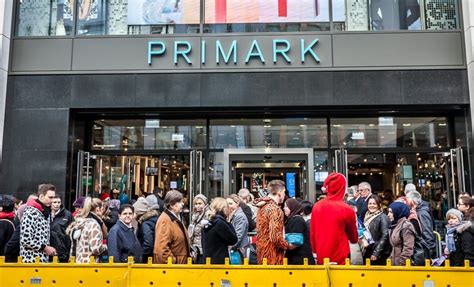 Primark (/ˈpraɪˌmɑːrk/) is an irish fast fashion retailer with headquarters in dublin, ireland, and a subsidiary of the british food processing and retail company abf. Primark eröffnet Store in Düsseldorf: Ansturm beim Primark ...