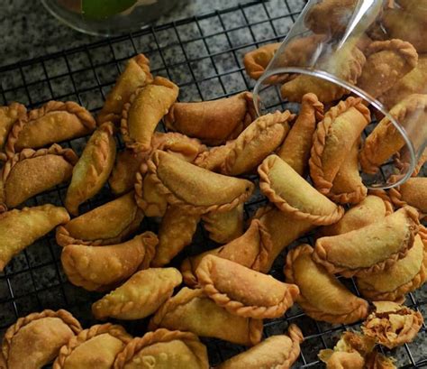 Kamu bisa jadikan abon sebagai bahan isian pastel. Resep Pastel Keju Mini Isi Abon Yang Gurih Dan Enak