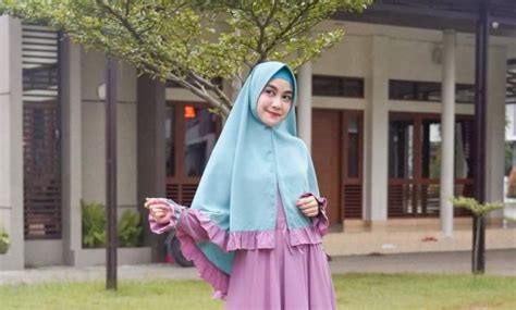 Warna ini diciptakan dari pencampuran warna biru warna silver hampir memiliki kesamaan dengan warna emas. 10 Gambar Baju Ungu Muda Cocok Dengan Jilbab Warna Apa