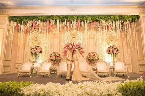 Dekorasi ala kerajaan eropa yang megah dan mewah membuat mempelai pengantin layaknya seorang pangeran dan putri raja dalam sehari. Pernikahan Elegan Modern dengan Tema Pink ala Emyr dan ...