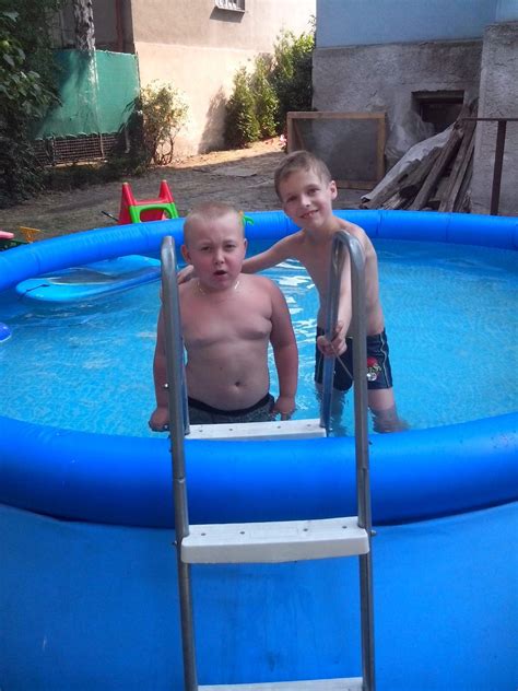 Relaxační bazén zase láká rodiny s dětmi. 15-08-13 koupání u bráchy v bazénu - Orgoj Chorchoj ...
