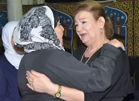 وأضحت الفنانة ميمي جمال أنه عقب وفاة زوجها الفنان الراحل حسن مصطفى شعرت أنه فقدت سندها وظهرها مما تسبب لها في ضرر نفسي كبير. جولولي | ميمي جمال تنهار أثناء تلقيها العزاء في حسن مصطفى ...