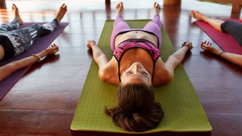 Achieve lasting results · top trainers & equipment 5 lý do tại sao bạn nên tham gia lớp tập yoga