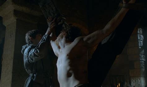 Theon's life didn't begin with the beginning of the show, and some of the most interesting elements of his character haven't been explored on screen. Imagen - Ramsay tortura a Theon HBO.jpg | Hielo y Fuego ...